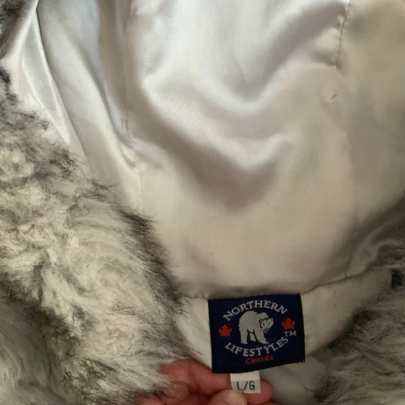 Vintage Northern Lifestyles Faux Fur Jacket in Large with Wolf and Tree Pattern - Picture 4 of 10